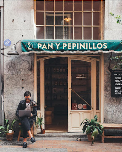 Pan Y Pepinillos Café